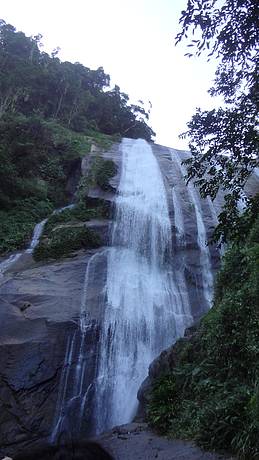 Logo abaixo da queda tem uma piscina natural