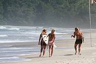 Jovens batem ponto na badalada praia
