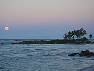 Lua Cheia Nascendo na Primeira Praia