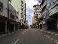 Principal rua do Centro, dia de domingo, mar ao fundo