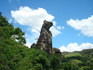 Pedra do Co Sentado e Cachoeira Vu da Noiva