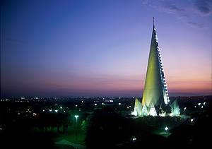 Catedral: Mirante panormico descortina bosques e jardins<br>