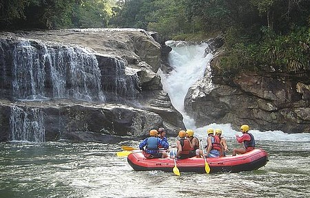 Corredeiras do rio Macaé garantem emoção ao rafting