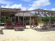 Barraca Lounge em cima de um barco na beira da praia, um luxo...