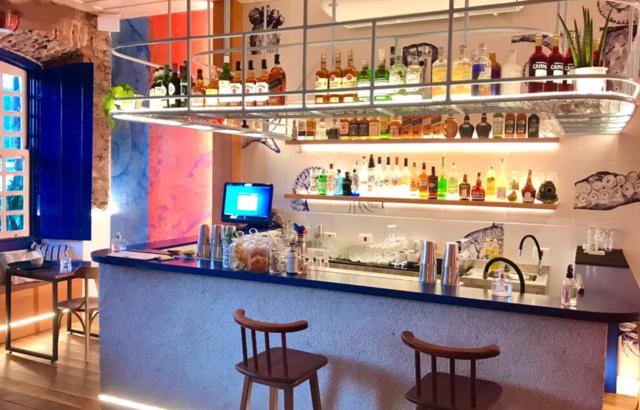 Cores, luzes e drinks autorais no bar do trreo