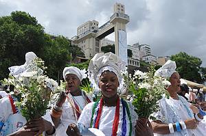 Aplicativos conectam turistas que viajam sozinhos: Baianas se enfeitam sempre que tem festa!  - 