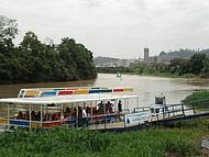 Rio  Paraba do Sul, onde foi encontrada a imagem. o fundo a Baslica.