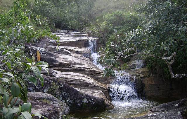 Uma decida ingre lageada onde se formam os pocinhos.