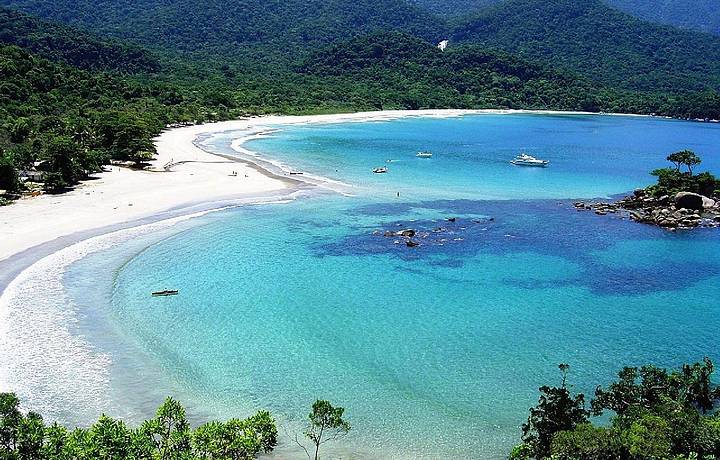 Praia  uma das mais exclusivas da ilha