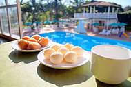 Po de Queijo e Cozinha na beira da piscina