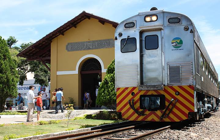 Ao longo da viagem, paradas em buclicas estaes