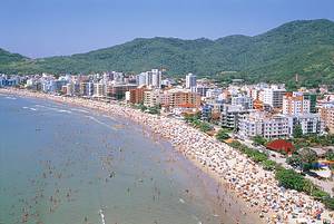 Meia Praia: Turistas lotam a orla durante o vero<br>