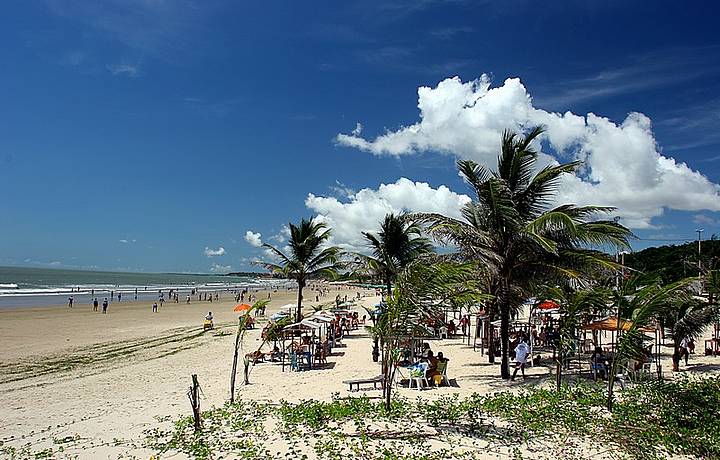 Barracas garantem sombra e gua fresca