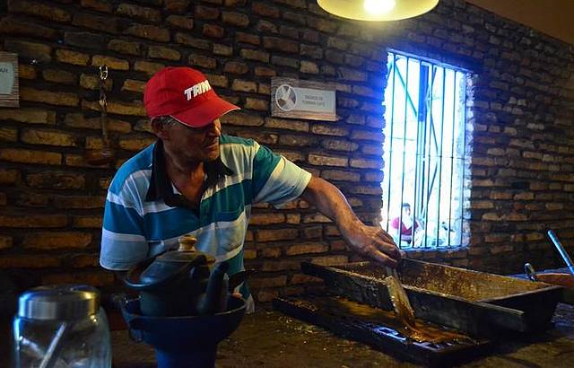 Mestre fazendo rapadura