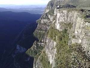 Parque Nacional da Serra Geral (Cnion Fortaleza): Paredo de pedra soma 900 metros de altura - 