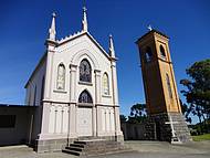 Igreja e campanrio dividem o cenrio