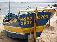 Barcos colorem a praia do Grant