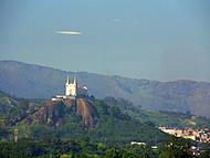 Igreja da Penha, vista a partir do saguo do Aeroporto Intl Tom Jobim (Galeo)