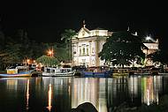 Vista noturna da Igreja, junto ao canal que corta Paraty.