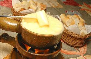 Fondue de queijo: Delcia  prato tpico da cidade!<br>