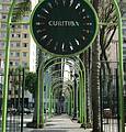 A bela harmonia dos arcos tubulares na praça Osório em Curitiba
