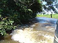 Estrada na cheia do Rio Cuiab