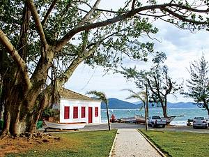 À Beira Mar: Casario açoriano enfeita a paisagem<br>