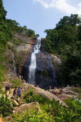 Cachoeira Vu das Noivas - bem movimentada com Turistas e Moradores