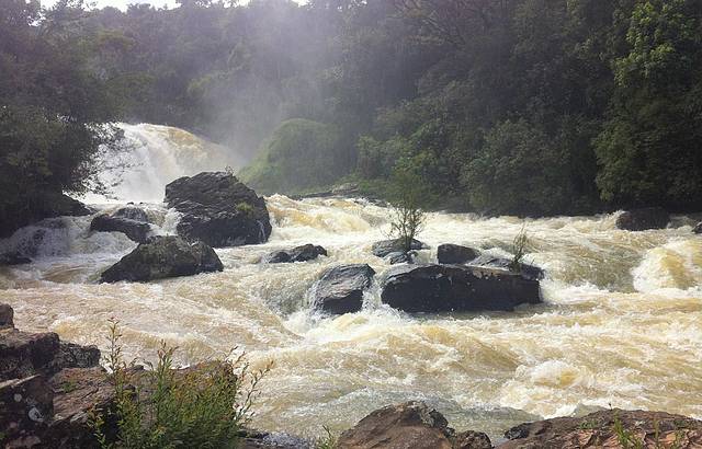 Na parte de baixo,mais prximo da cachoeira, maravilhoso!