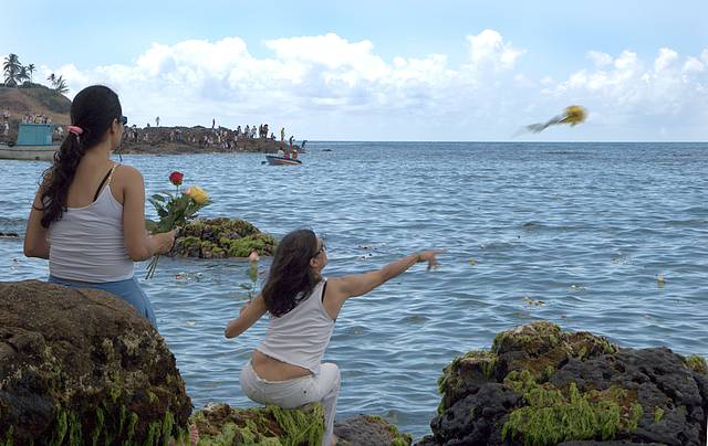 Devotos jogam flores para a rainha do mar