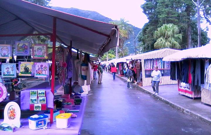 Artesanato, roupas, e doces hngaros. Um shoping ao ar livre.