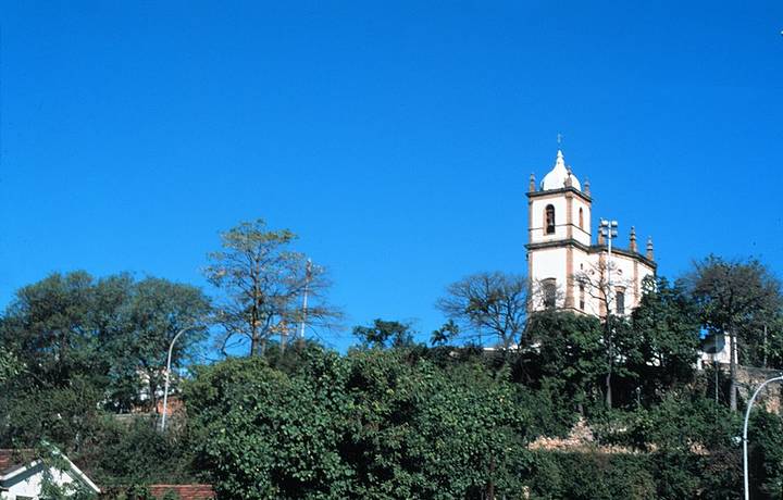 A singela construo se destaca na paisagem