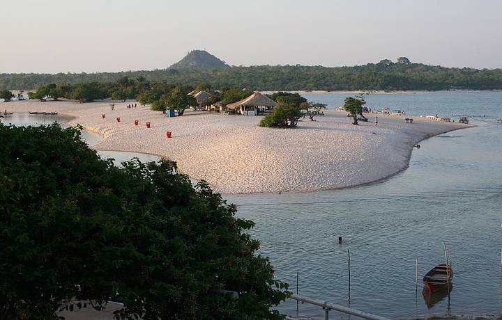 Rios formam praias perfeitas para relaxar