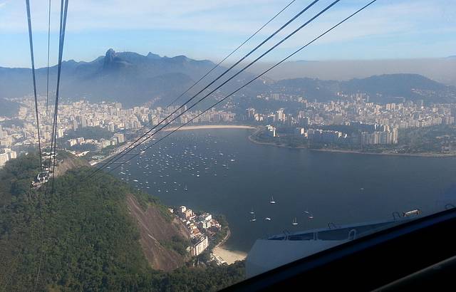 Vista durante a subida do bondinho ao Po de Acar