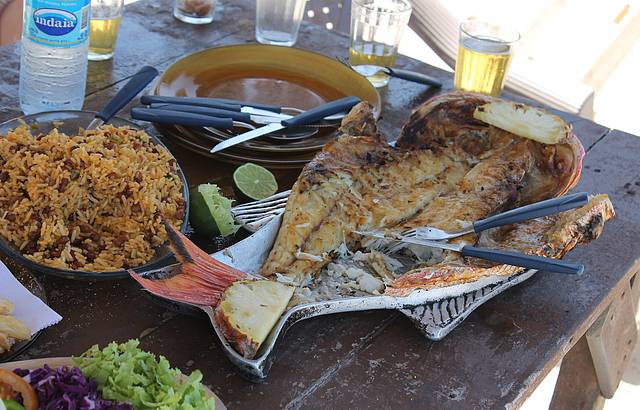 Peixe assado na brasa com baio de dois