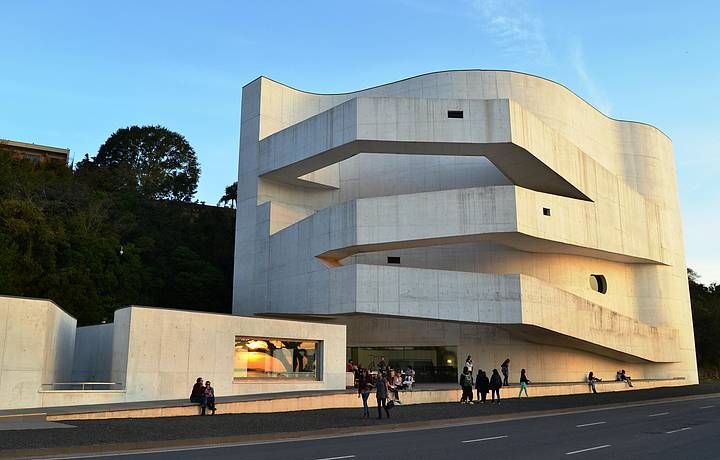 Fachada leva a assinatura do arquiteto portugus lvaro Siza