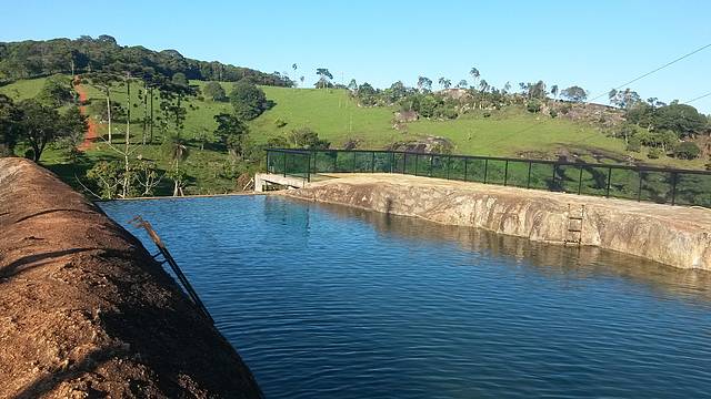 Piscina natural feita na rocha