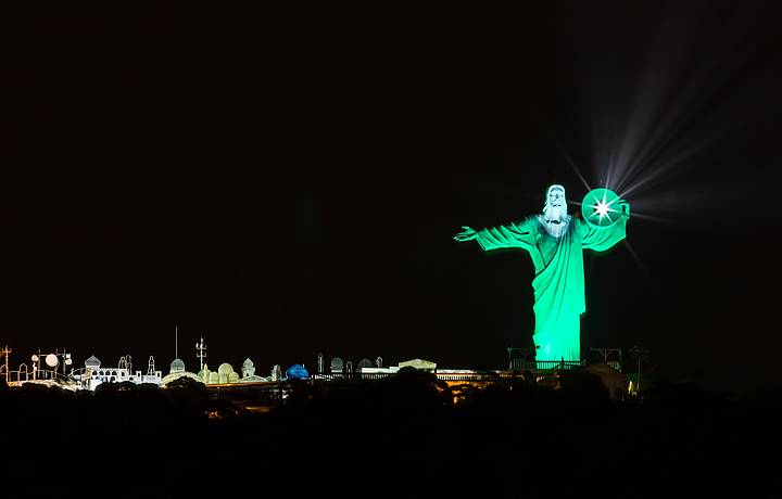 Monumento ilumina a cidade todas as noites