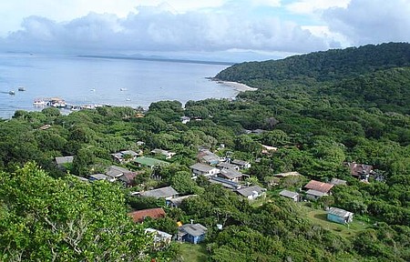 Pousadas da Praia das Encantadas (maior aglomeração da ilha) e trapiche