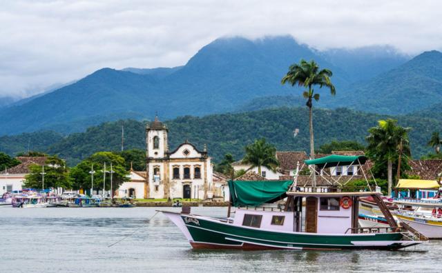 Igrejinha de Santa Rita se destaca na paisagem