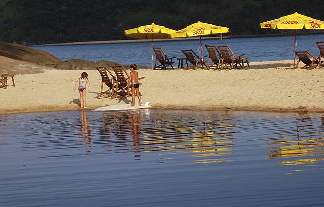 Lagoa e mar separada por pequena faixa de areia