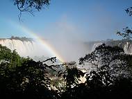 Cataratas na cheia, com arco-iris...