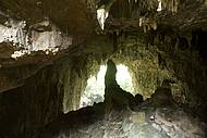Gigantesca, gruta abriga estalactites e estalagmites