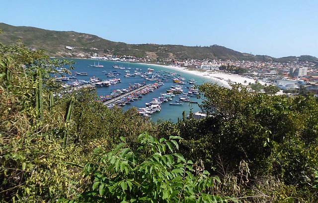 Praia dos Anjos, de onde saem os passeio de barco ...