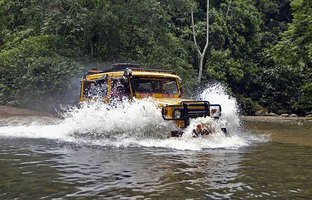 Acesso para Castelhanos  por estrada repleta de aventura