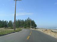 Passeio de carro pela Avenida Beira Mar, que margea a orla da Ilha.