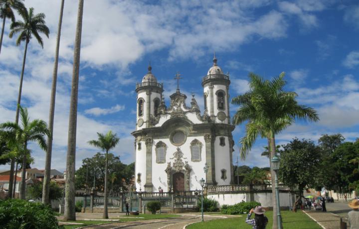 Aos domingos, h missas com msica barroca.