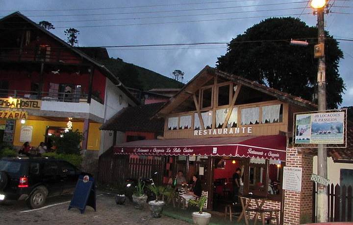 Bares e restaurantes na vila de Maromba