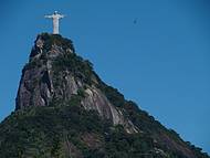 Vista do Cristo Redentor em manhã de sol e céu azul sobre o Rio de Janeiro