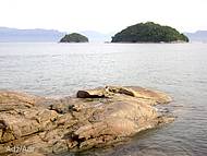 Vista das pedras na praia da cocanha
